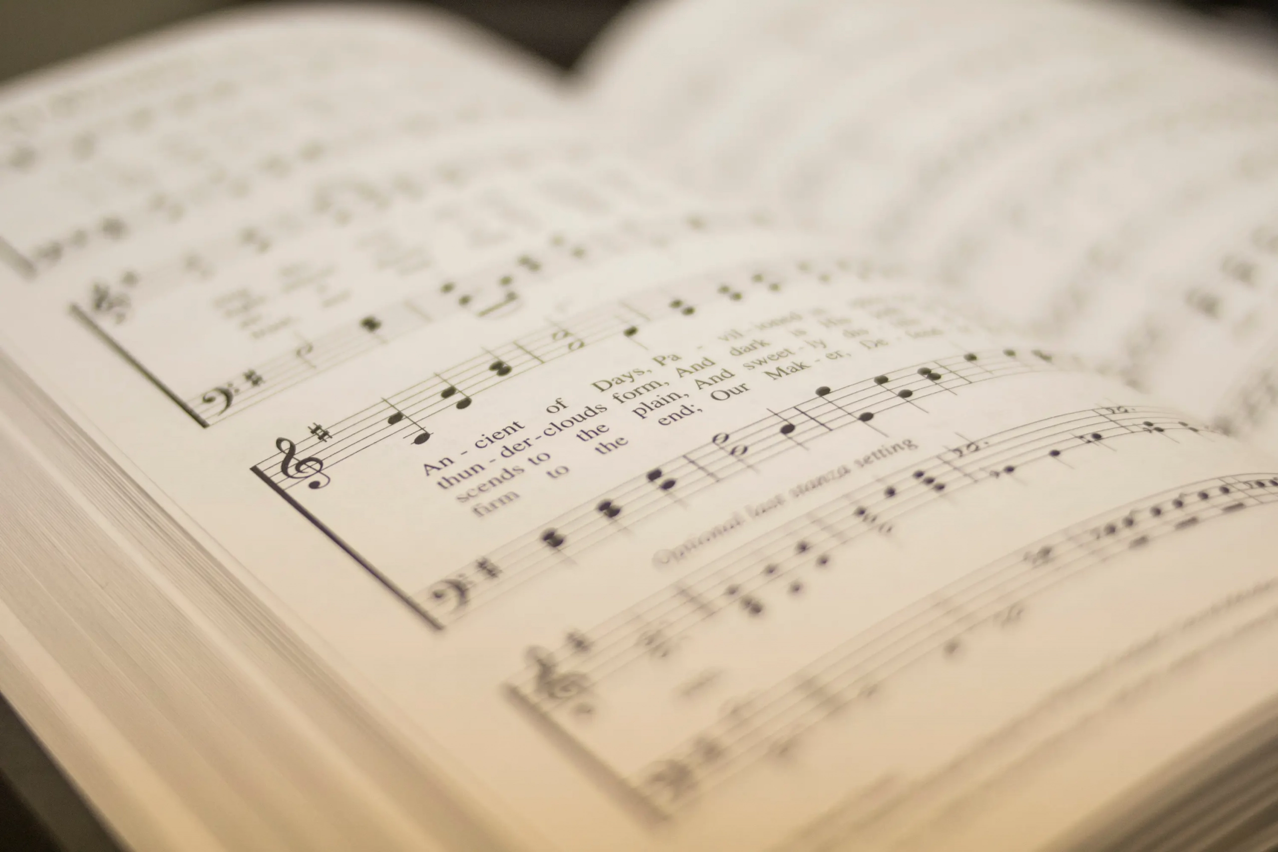 Gesangsbuch mit Schrift und Noten